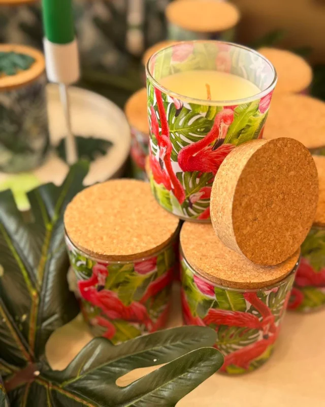 Ilumine seu verão com nossos copos tropicais — vela dentro, charme por fora 🌴🦩