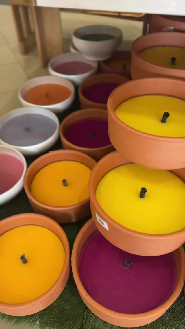 Velas de citronela com desconto especial. Proteja-se com charme. Esperamos por si! 💛